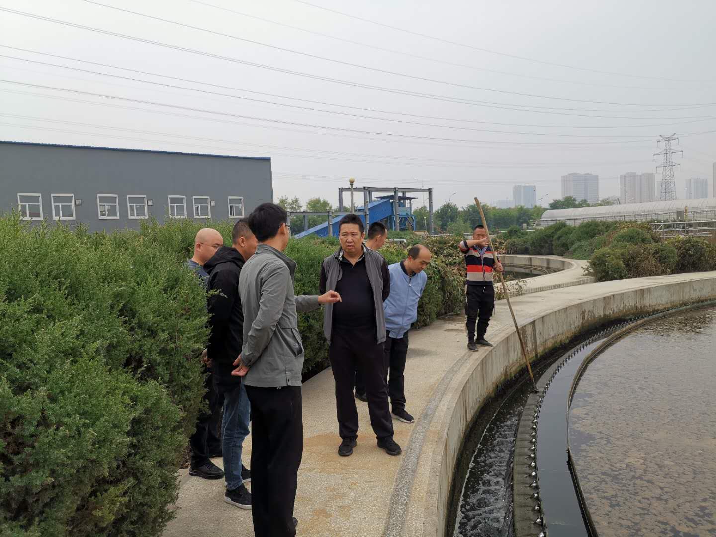 公司總經(jīng)理王建人在供水、污水生產(chǎn)一線開展風(fēng)險隱患排查 (2).jpg