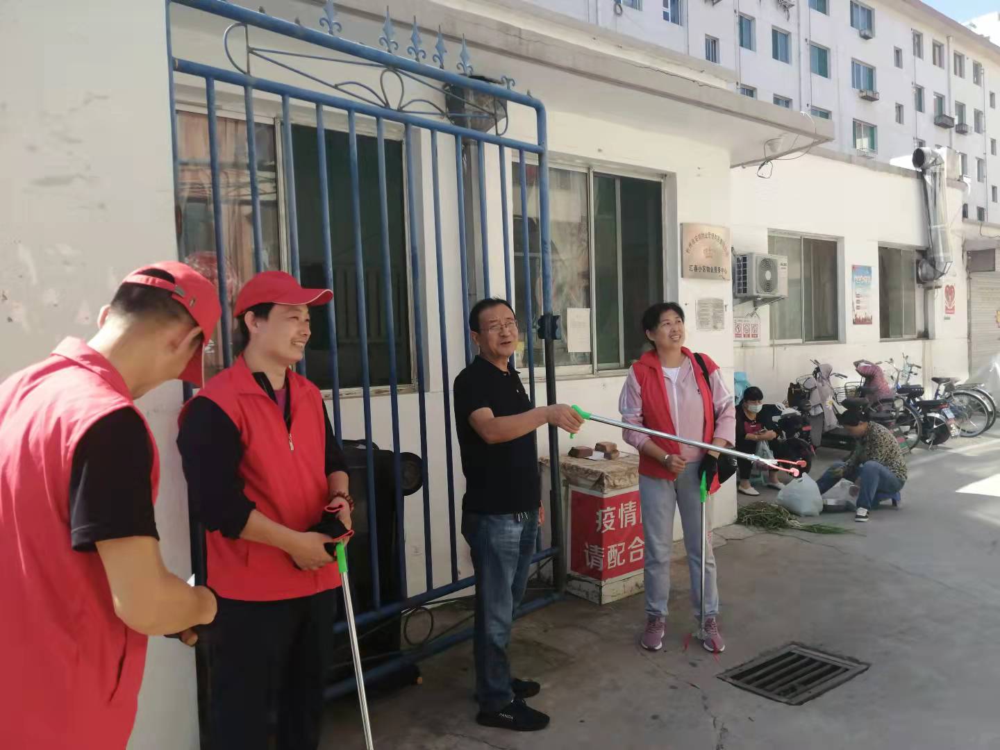 01-9月9日黨委委員、財(cái)務(wù)總監(jiān)辛建人在匯春小區(qū)檢查指導(dǎo)志愿者服務(wù).jpg